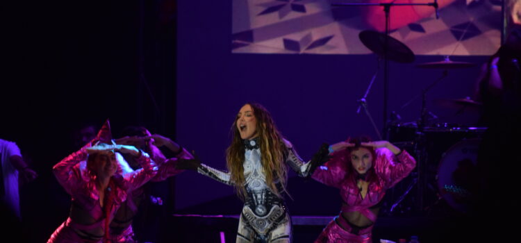 Fans se llevan tatuada a Belinda 