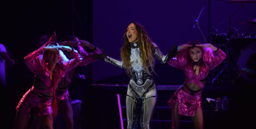 Fans se llevan tatuada a Belinda 