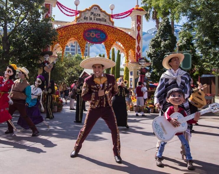 Celebra el Mes de la Herencia Hispana y Latinoamericana en Disneyland Resort