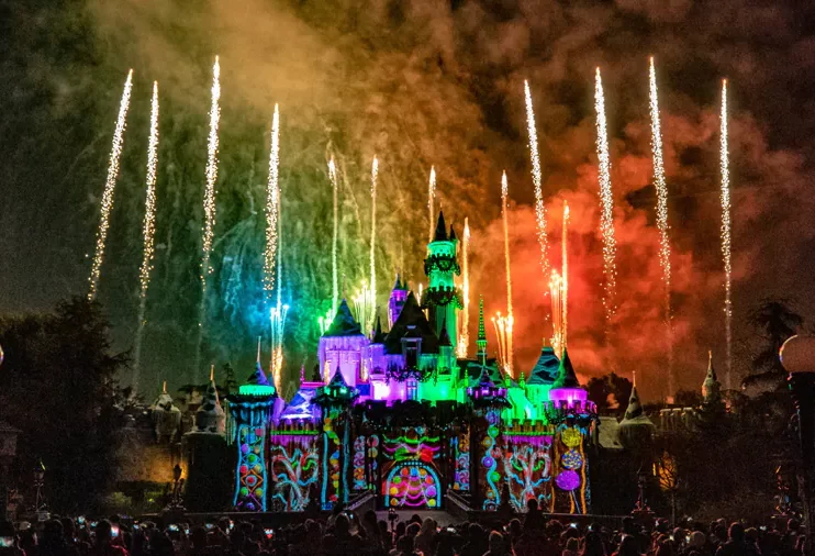 Mickey y Santa Claus te esperan para festejar la Navidad en Disney Parks.