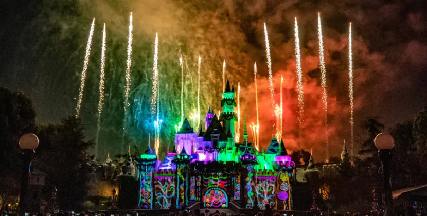 Mickey y Santa Claus te esperan para festejar la Navidad en Disney Parks.