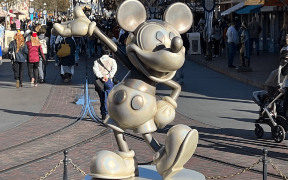 Disneyland Resort se viste de platino y purpura para Disney100