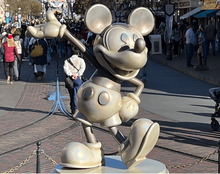 Disneyland Resort se viste de platino y purpura para Disney100