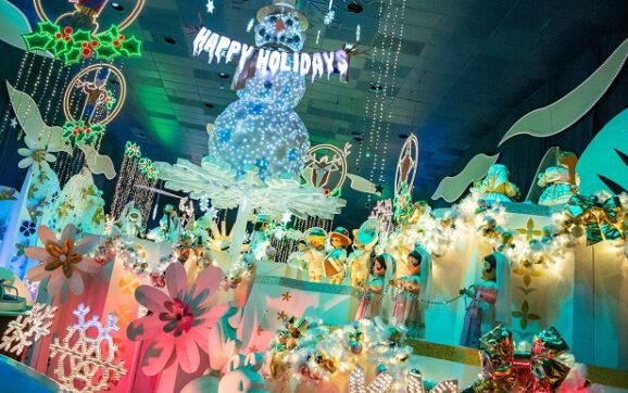 Estrenan vestuarios navideños Mickey Mouse y Minnie Mouse esta navidad 2023.