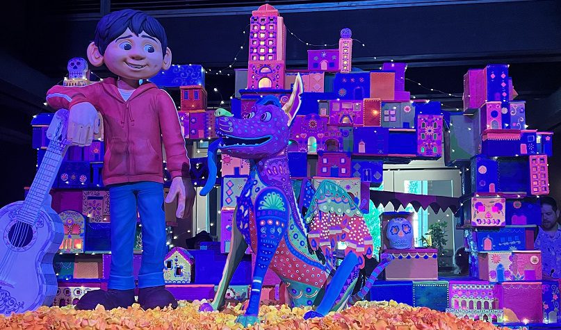 Chefs hispanos realizan monumento de azúcar inspirado en COCO