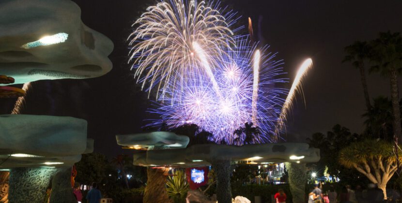 Fuegos artificiales iluminan SeaWorld San Diego 
