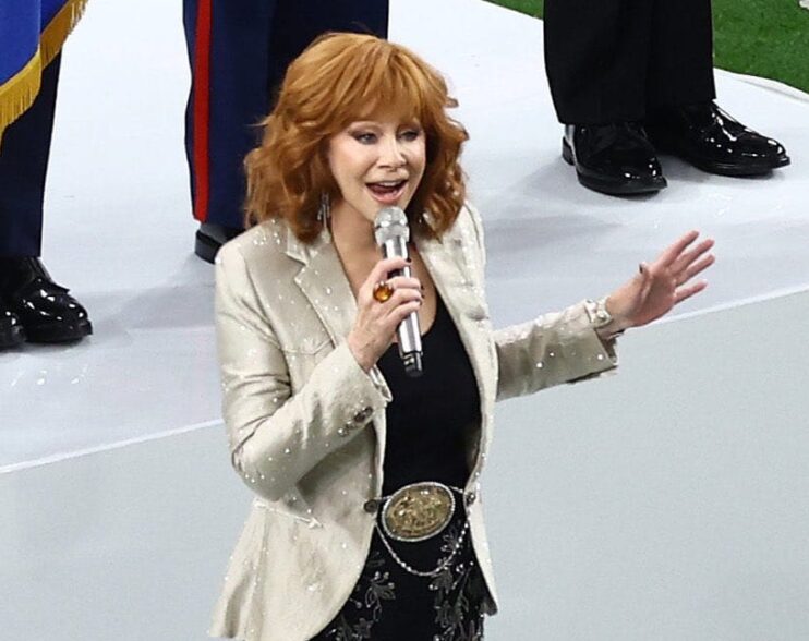 Emotivo himno de EU por Reba McEntire en el Super Bowl 2024
