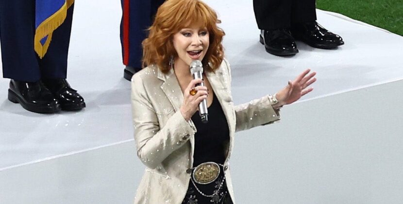Emotivo himno de EU por Reba McEntire en el Super Bowl 2024