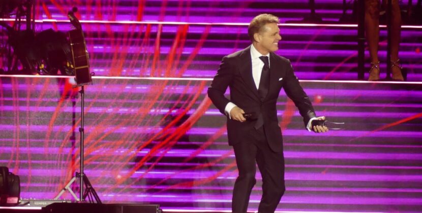 Luis Miguel iluminó doblemente el escenario en Tijuana