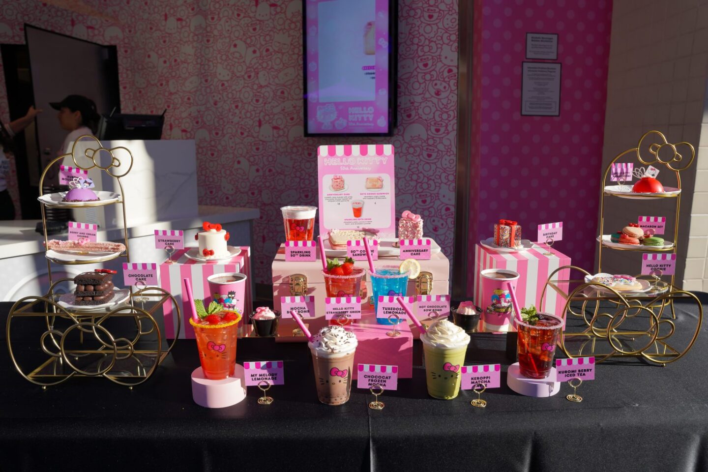 Universal CityWalk Hollywood celebra el 50 aniversario de Hello Kitty ...