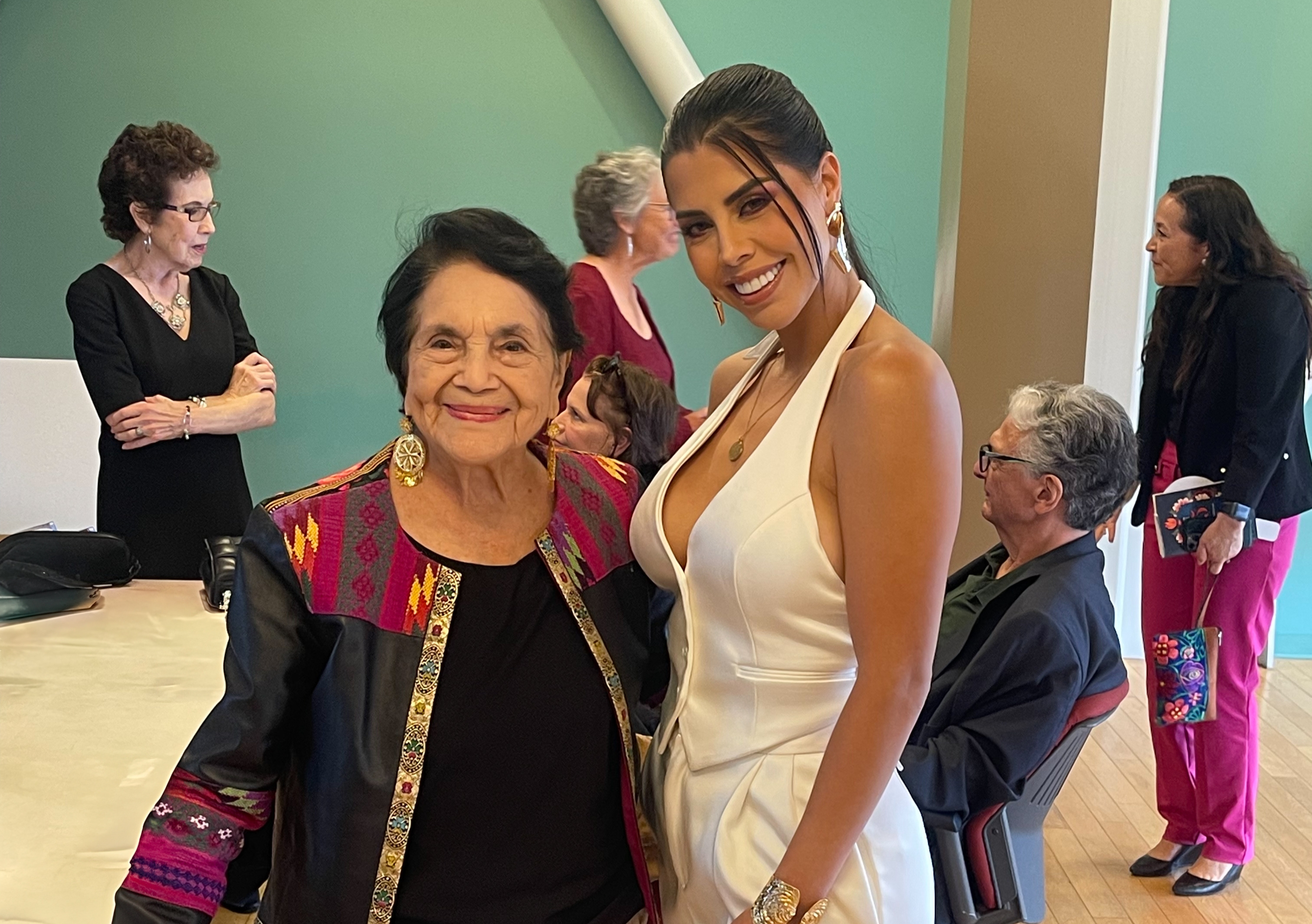 Adriana Ríos celebra el cumpleaños de la activista Dolores Huerta