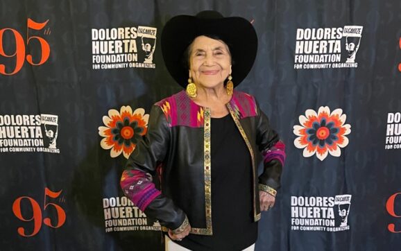 Dolores Huerta recibe apoyo de Los Tucanes de Tijuana