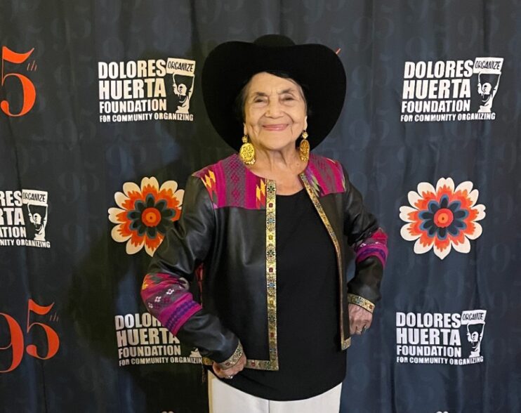 Dolores Huerta recibe apoyo de Los Tucanes de Tijuana