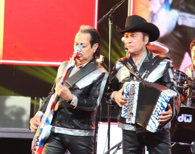 Miles de paisanos cantaron con Los Tigres del Norte en La Feria del Condado de San Diego