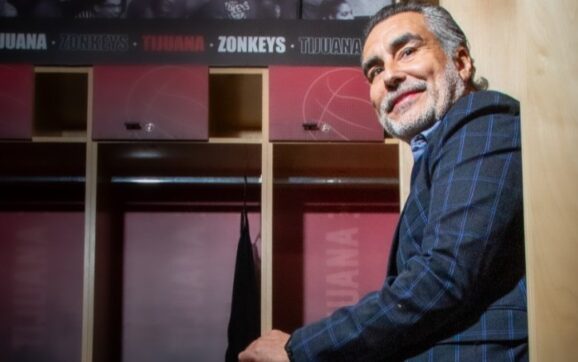 Regresa Nayo Escobar a la región con la showferencia “El Círculo de la Plenitud”