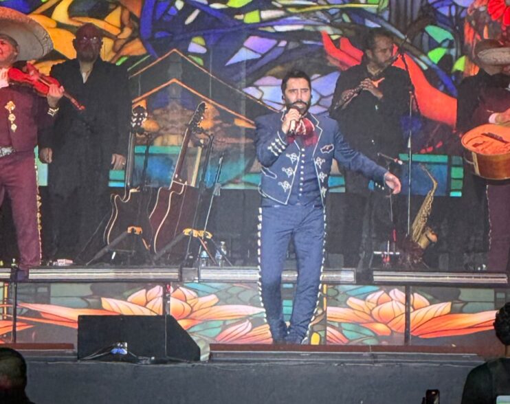 Alejandro Fernández disfrutó de su público en Arena Valle de Guadalupe