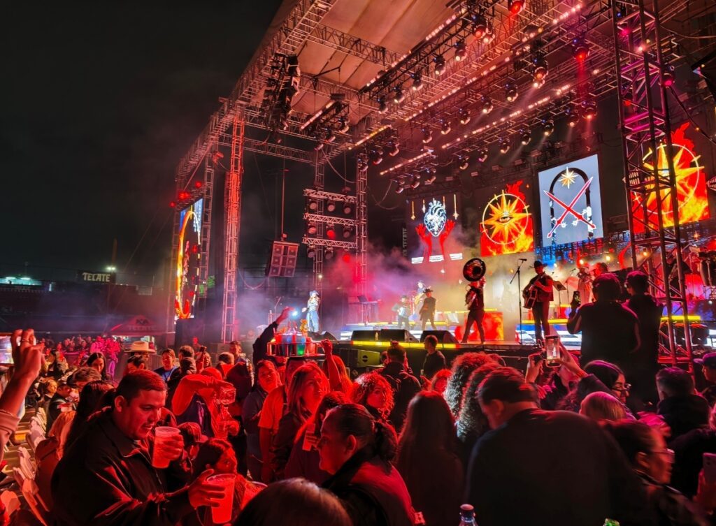 Yuridia conquista a Tijuana con espectacular noche