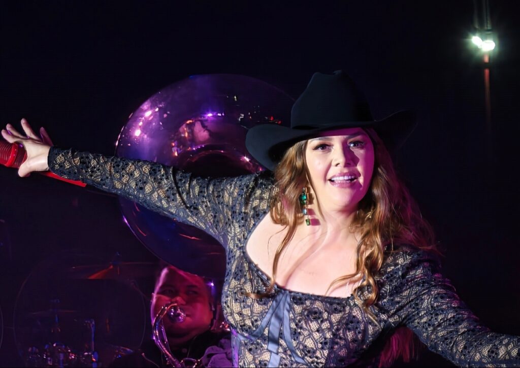 Yuridia conquista a Tijuana con espectacular noche